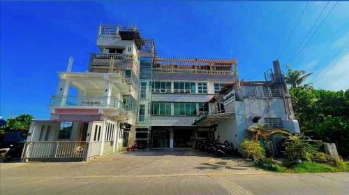Queen Maricel Inn - last minute hotel in Virac