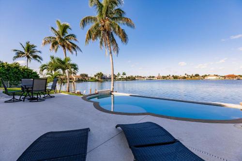 Stunning 3BR Lakeview Home l Pool l Views — 4-Star Luxury Hotel in Cape Coral, United States