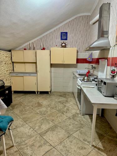 Old Tbilisi Authentic spacious 3BR Apartment with Balcony Walk to Freedom Sq Family friendly