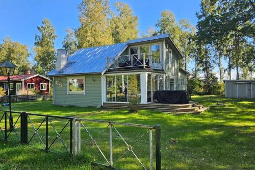 Vätterns Pärla modernt sjönära hus nära Vadstena — hotel in Vadstena