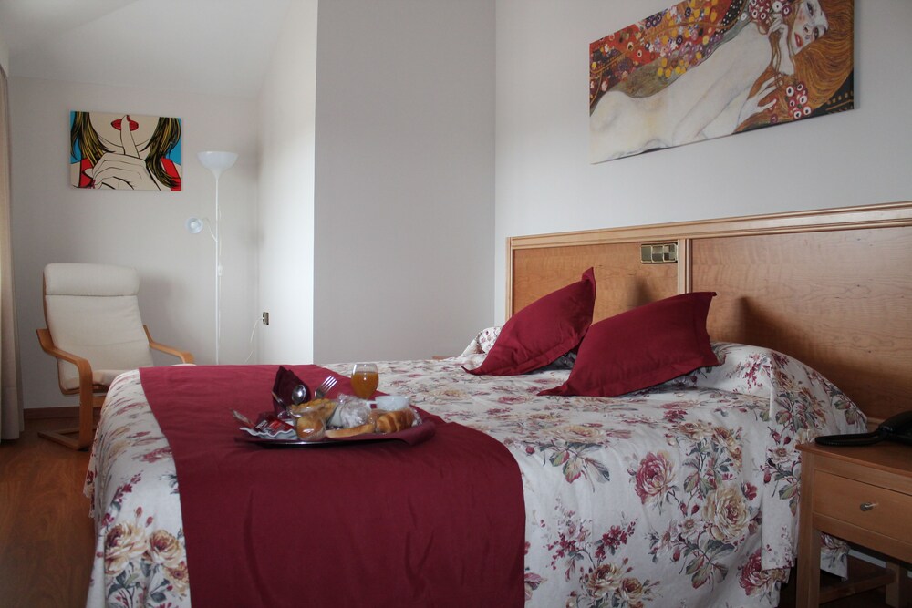 Hotel Los Barruecos by Croma — hotel in Malpartida De Caceres