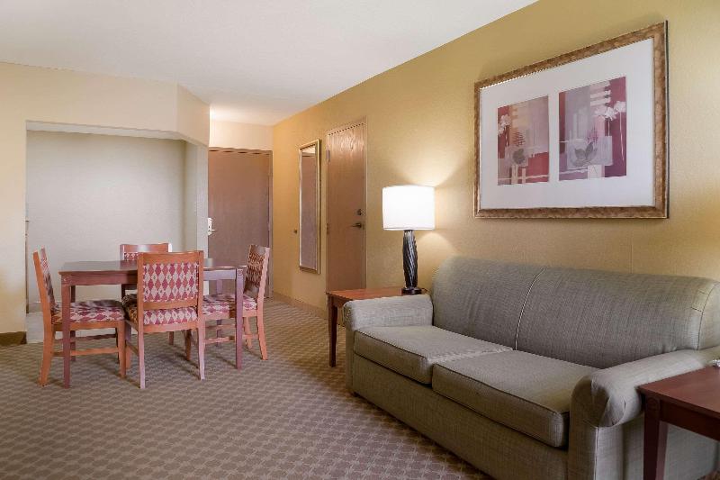 Quality Inn & Suites - photo 14