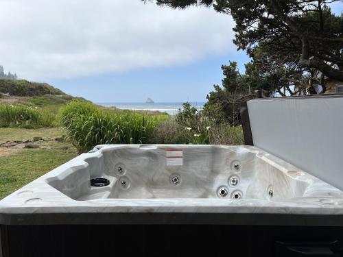 Shoreline Cottage Oceanfront Vacation Rental — 4-Star Luxury Hotel in Tillamook, United States