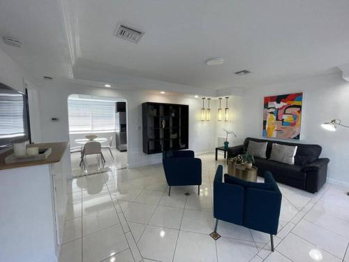 Stylish Home close to everything — 4-Star Luxury Hotel in Hollywood, United States