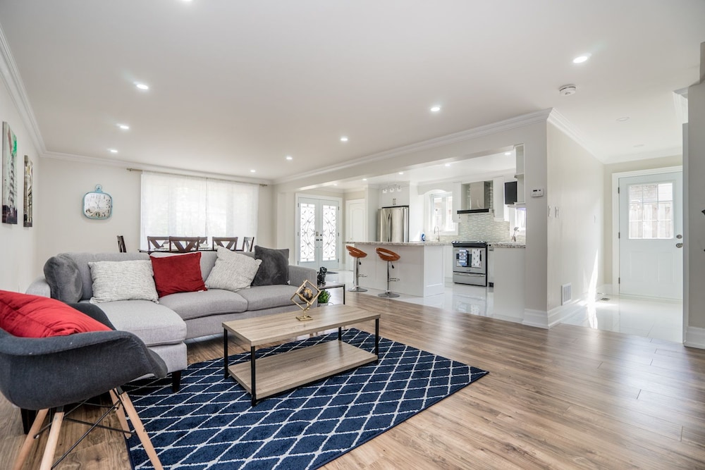 Entire Bungalow 5 Bedrooms — 4-Star Luxury Hotel in Markham, Canada