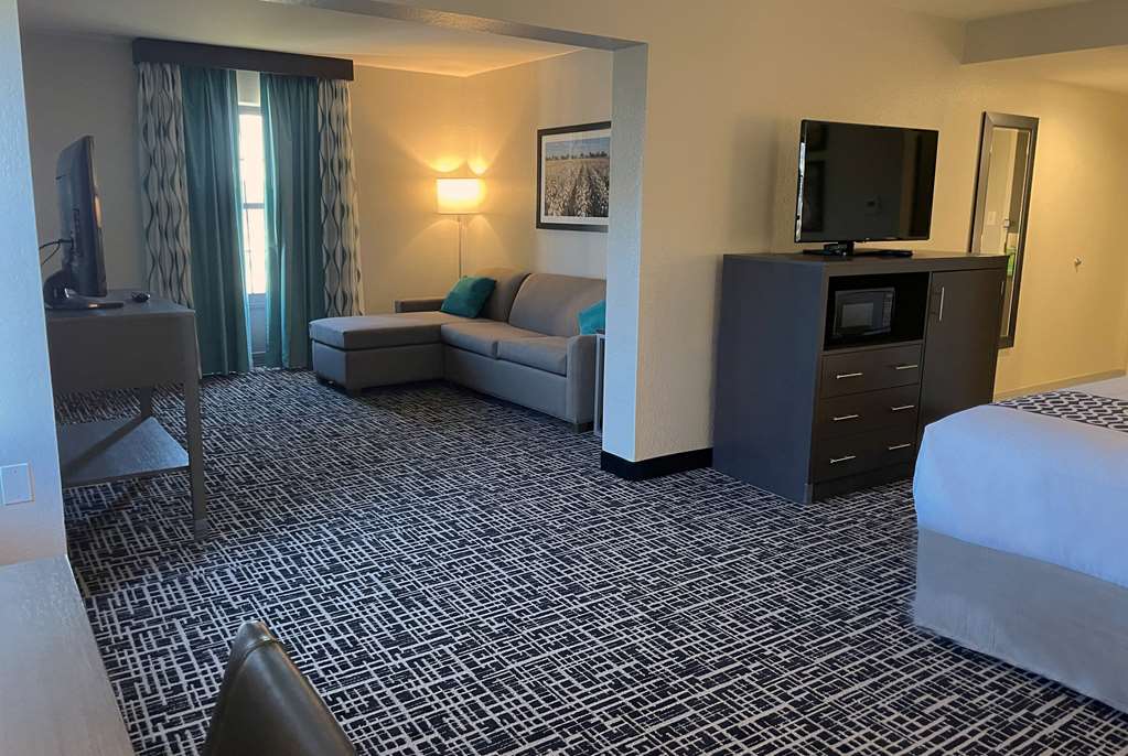 La Quinta Inn and Suites by Wyndham Jonesboro - photo 20