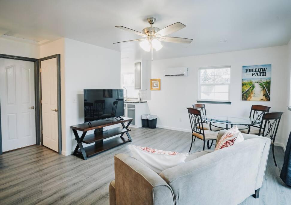 Gorgeous Upstairs Studio With Patio And Laundry — Chico