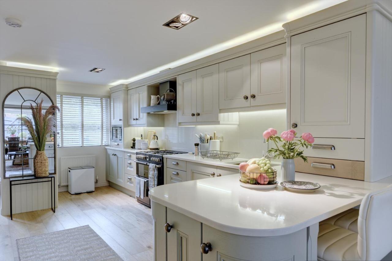 Market House by Spa Town Property Spacious & Stylish Townhouse with Free Parking Near to Stratford upon Avon Warwick & Solihull — 4-Star Luxury Hotel in Henley In Arden, United Kingdom