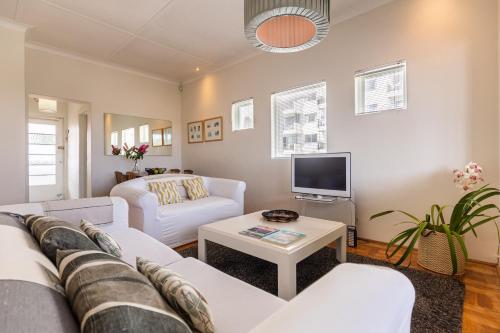 Portswood Mews Chic White Studio Apartment Green Point
