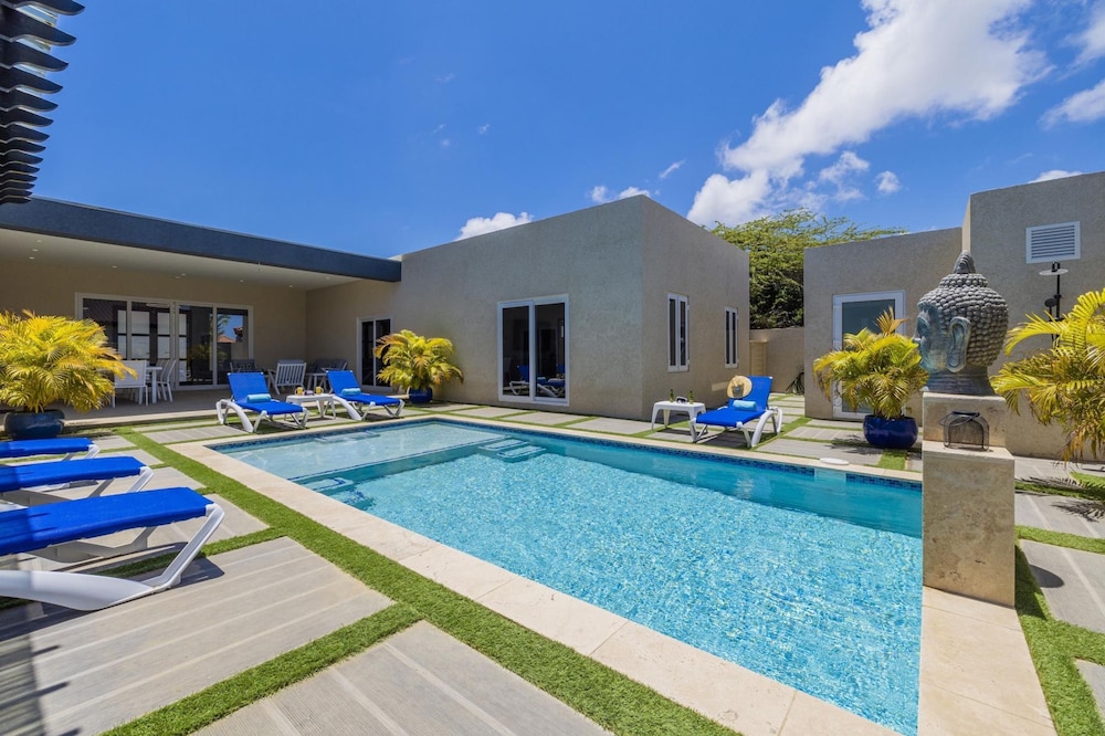 NEW 5br5ba w Private Pool Puttputt Close2beach in Noord, Aruba