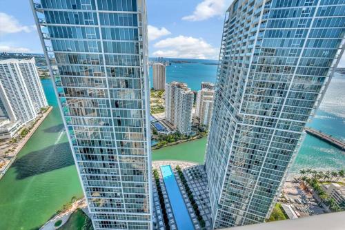 Water & Pool Views One bedroom W hotel building — 4-Star Luxury Hotel in Miami, United States