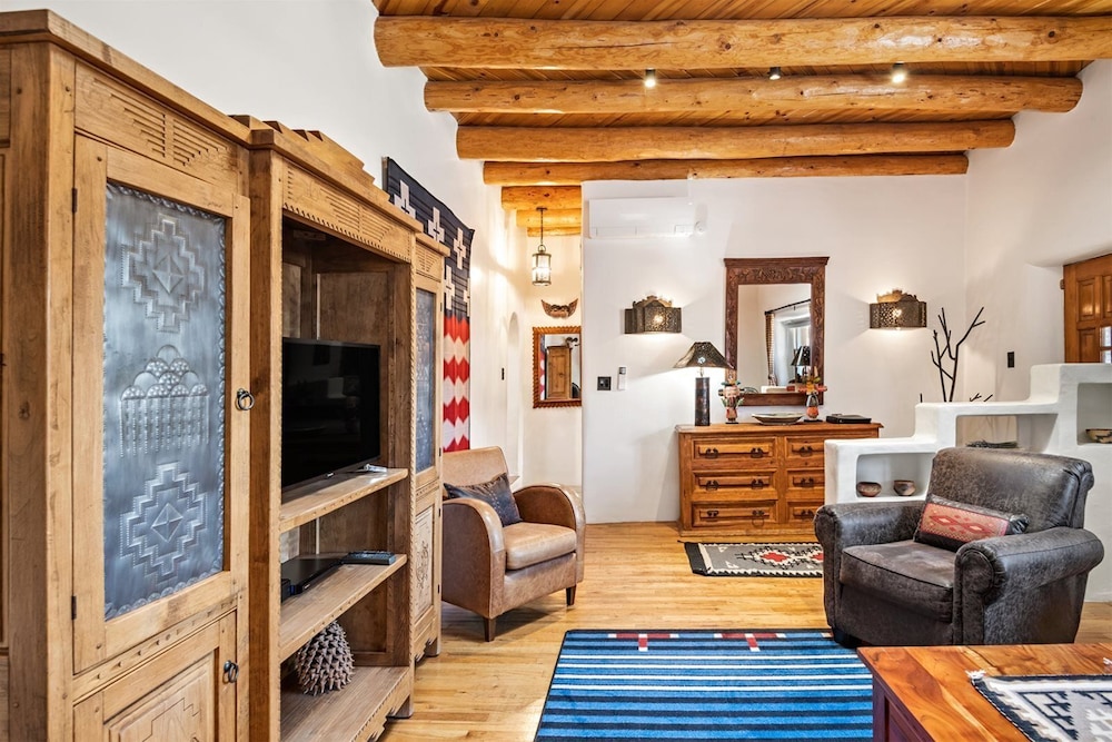 Amor Historic Adobe in the Heart of The Railyard and Downtown Santa Fe Hot Tub - photo 18