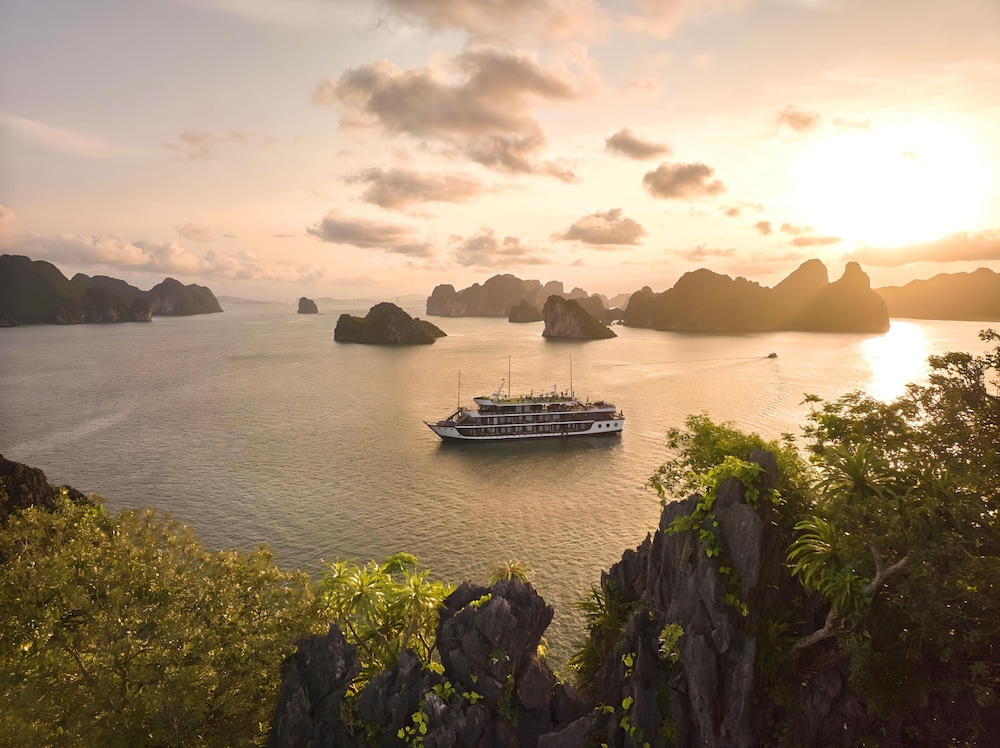 Le Journey Elegance Cruise on Lan Ha Bay — 4-Star Luxury Hotel in Ha Long, Vietnam
