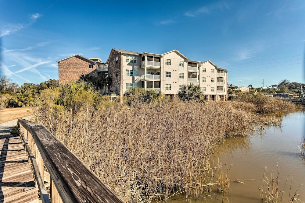 3rd Floor Riverfront Condo Walk to Downtown Eats — 4-Star Luxury Hotel in Darien, United States