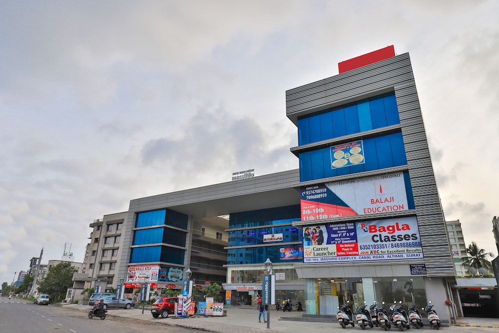 Hotel Crescent Rooms And Banquet in Surat, India