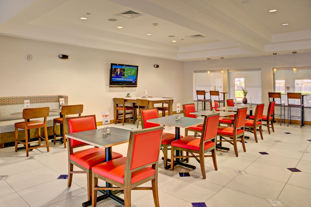 Holiday Inn Express & Suites Austin NE Hutto by IHG - photo 54