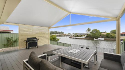 Pentas Paradise On The Canal in Bongaree, Australia