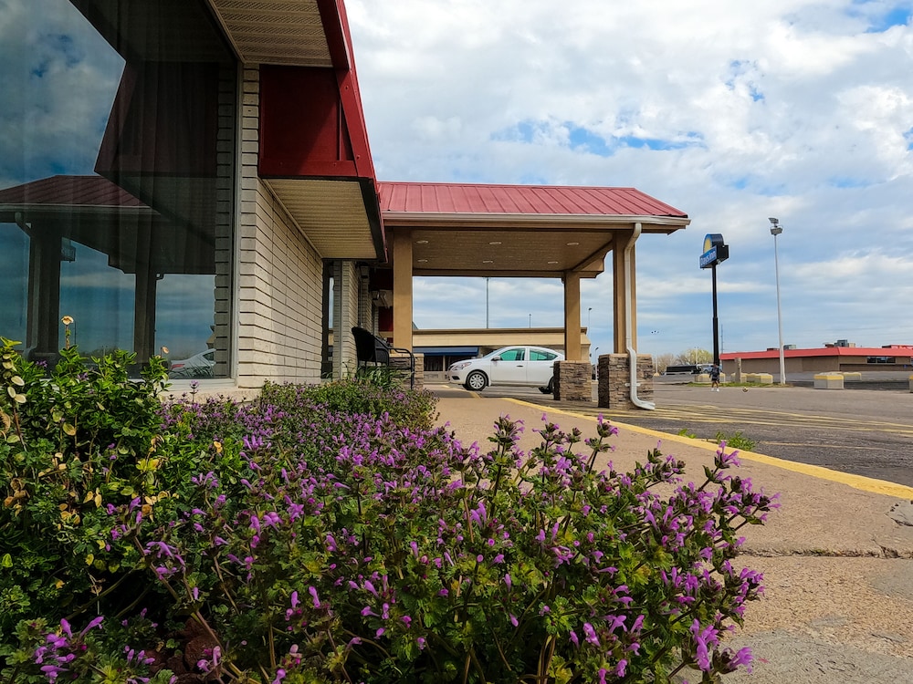 Americas Best Value Inn Salina - photo 21