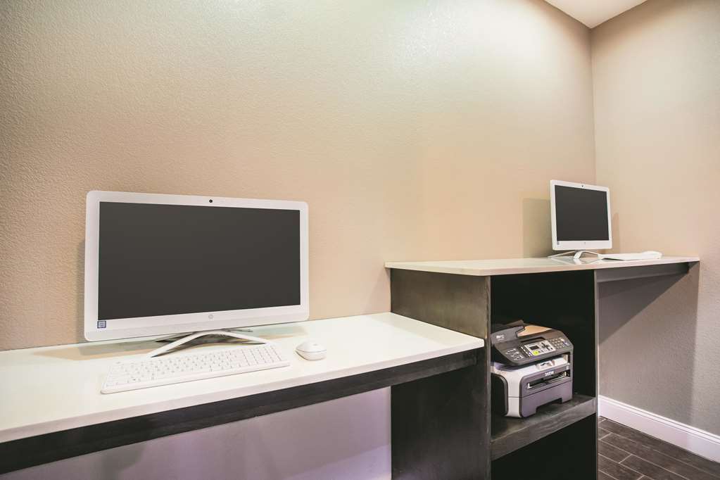 La Quinta Inn & Suites by Wyndham Russellville - photo 31