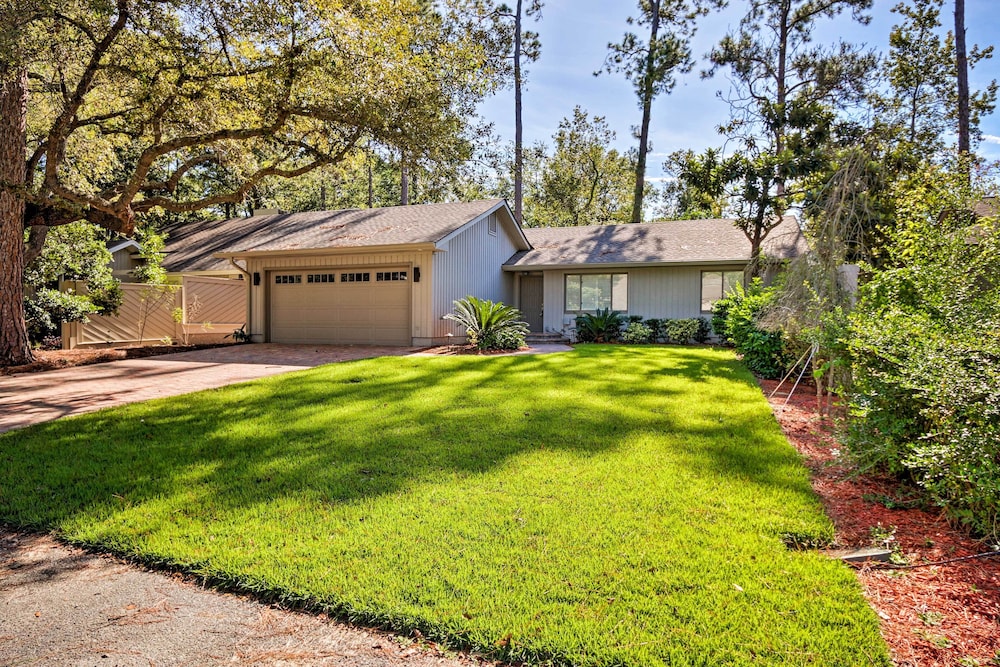 2 Mi to Beach Sea Pines Resort Home w Large Yard - photo 2