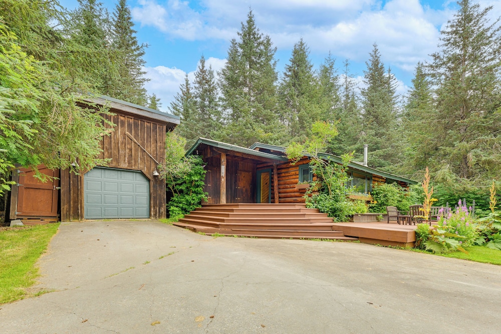 Ski Hike & Snowshoe: Homer Getaway w Fire Pit in Homer, United States