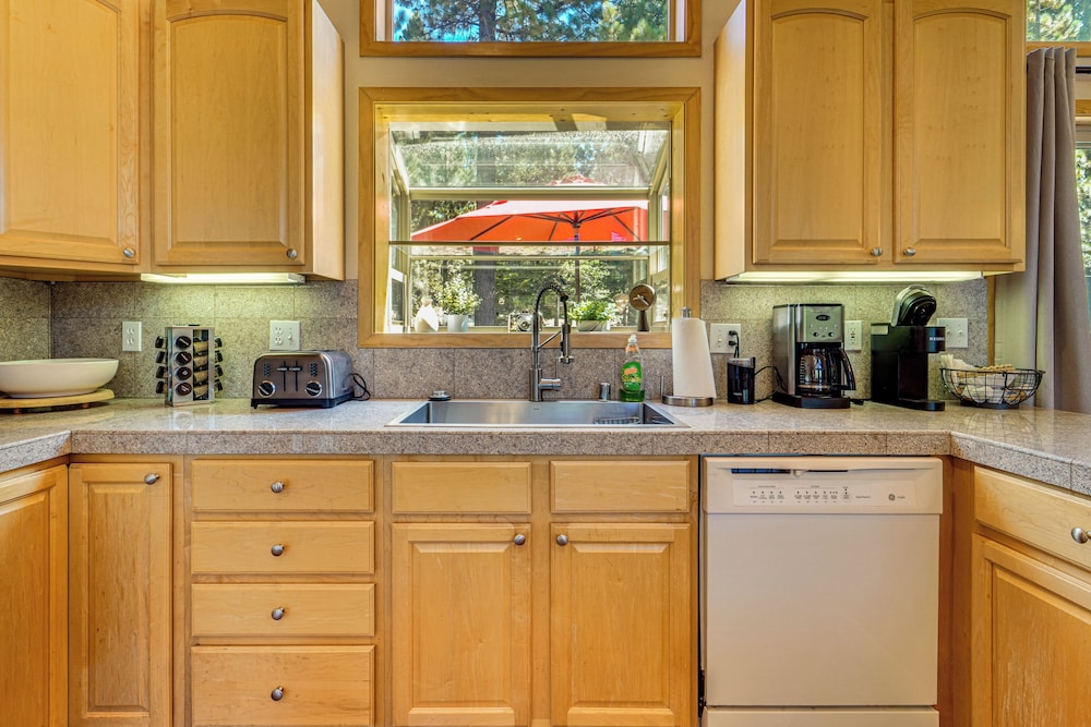 Sunny Cabin: 1 Mi to Tahoe Donner Resort - photo 7