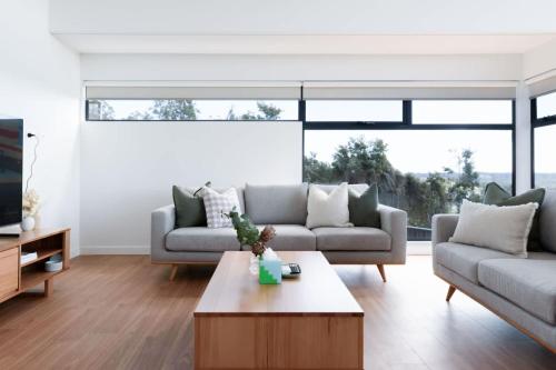 Modern Beaconsfield Retreat with Town Views — hotel in Beaconsfield