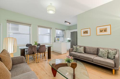 Stunning Central 2BR Flat btw Soho & Covent Garden — 4-Star Luxury Hotel in London, United Kingdom