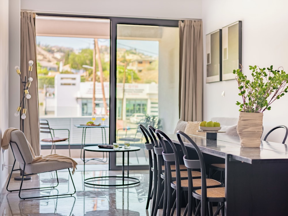 Sanders River Plaza Jolly 2 Bedroom Apartment With Balcony