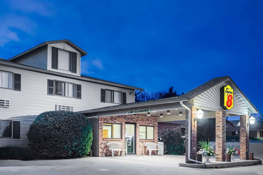 Super 8 by Wyndham Monroe WI - featured photo