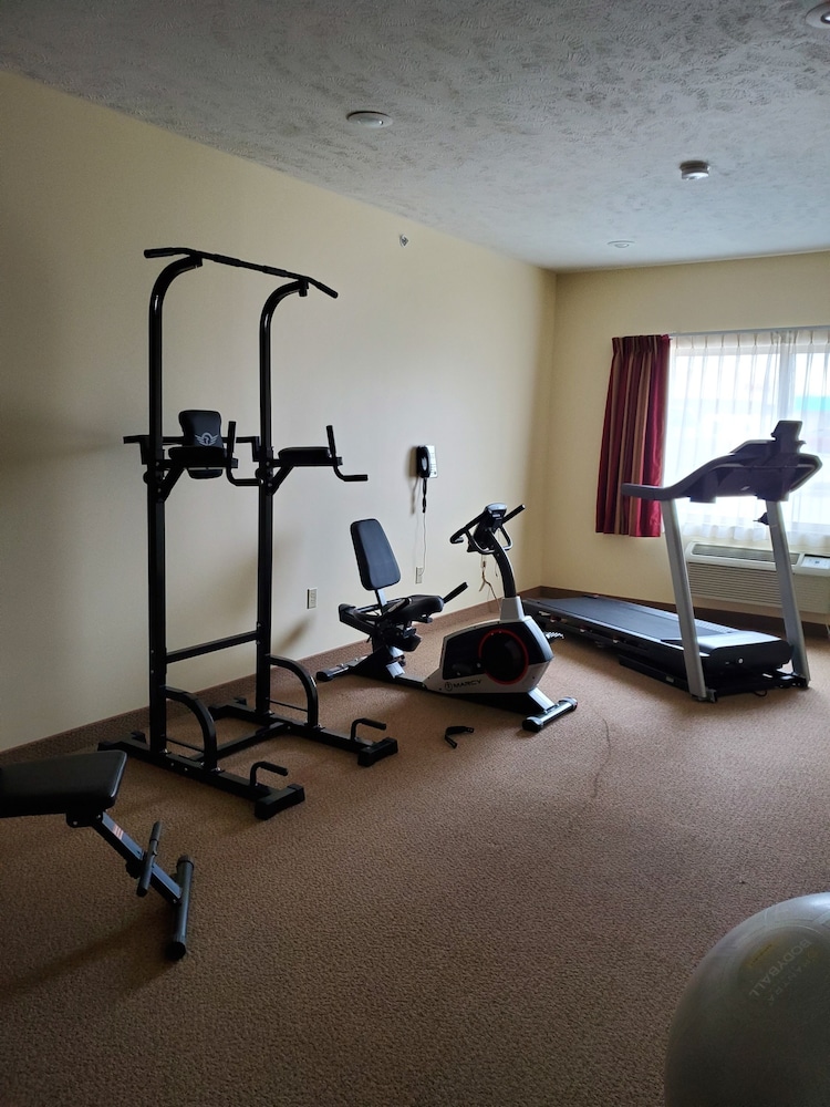 Edgewood Hotel & Suites - photo 33