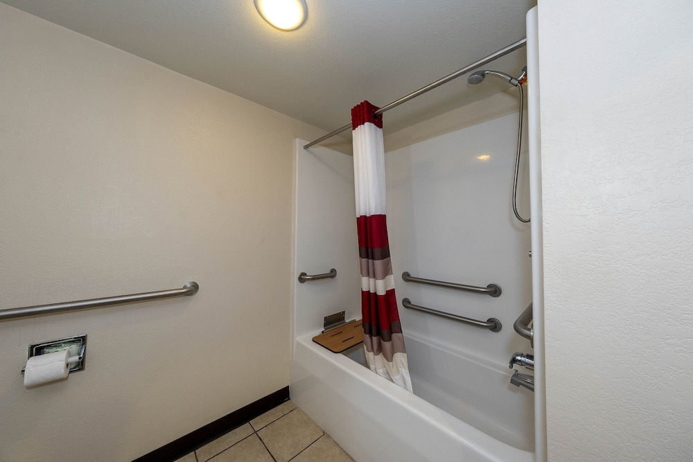 Red Roof Inn & Suites Biloxi Ocean Springs - photo 30