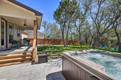 Convenient Cute Cottage Hot Tub Fire Pit Sleeps 6 — 4-Star Luxury Hotel in Canyon Lake, United States