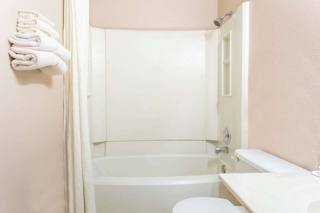 Super 8 by Wyndham Austin MN - photo 3