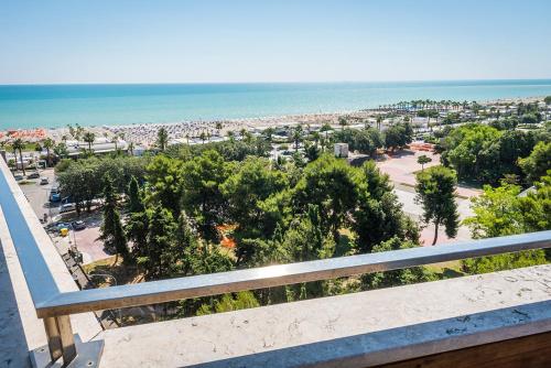 Tra cielo e mare Civitanova appartamento nobiliare fronte mare — 4-Star Luxury Hotel in Civitanova Marche, Italy