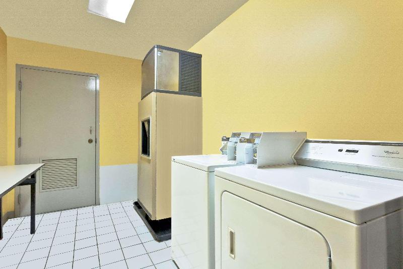 Super 8 by Wyndham Franklin Hwy 31 - photo 2