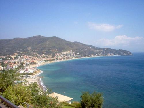 Verdeazzurra Monolocale grande terrazza in pineta 500m dal mare — 4-Star Luxury Hotel in Spotorno, Italy