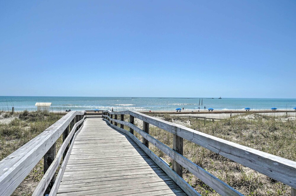 Calm Coastal Haven with 2 Balconies Near Beach — 4-Star Luxury Hotel in Carolina Beach, United States