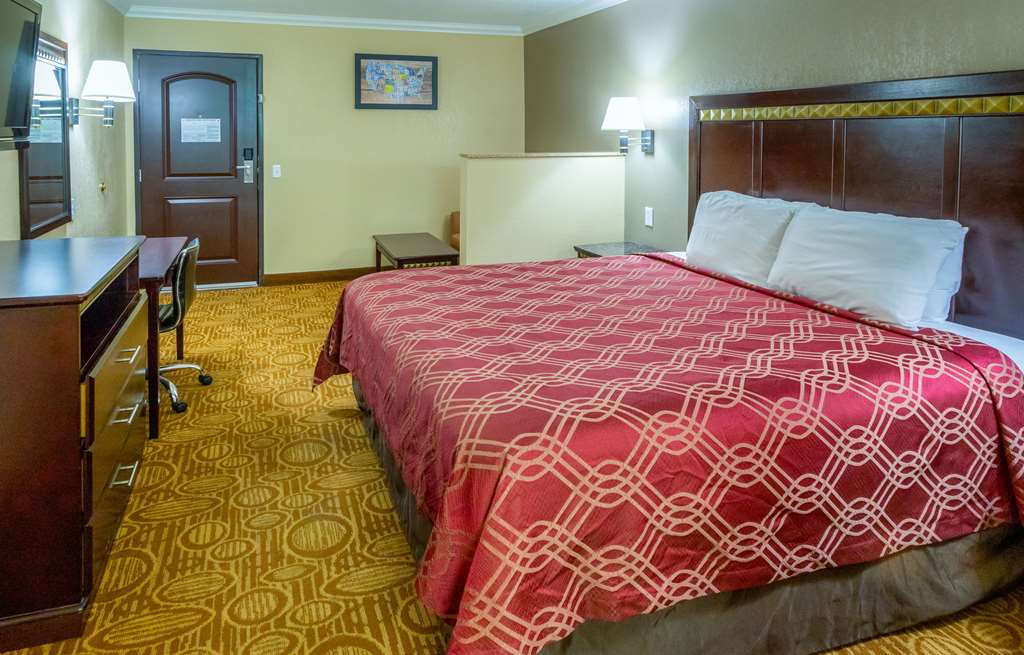 Econo Lodge Inn & Suites Fallbrook Downtown - photo 17