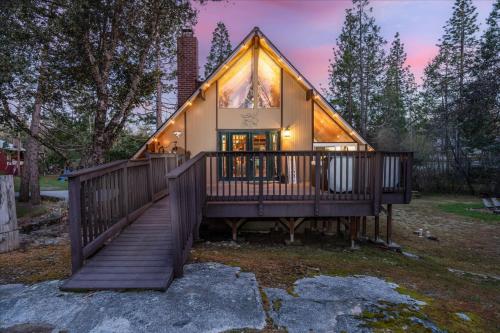 Bass Lake Chalet A frame with hot tub firepit — 4-Star Luxury Hotel in Oakhurst, United States