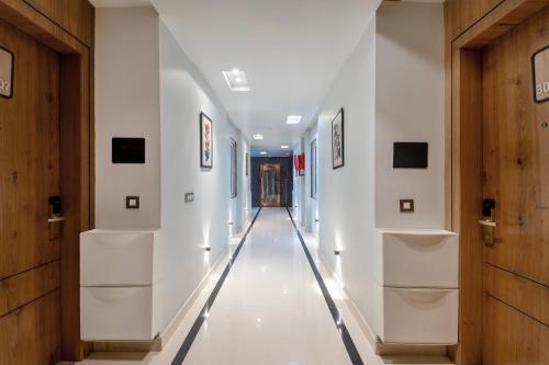 Wandr Hotel Medicity Gurugram Near Medanta Hospital