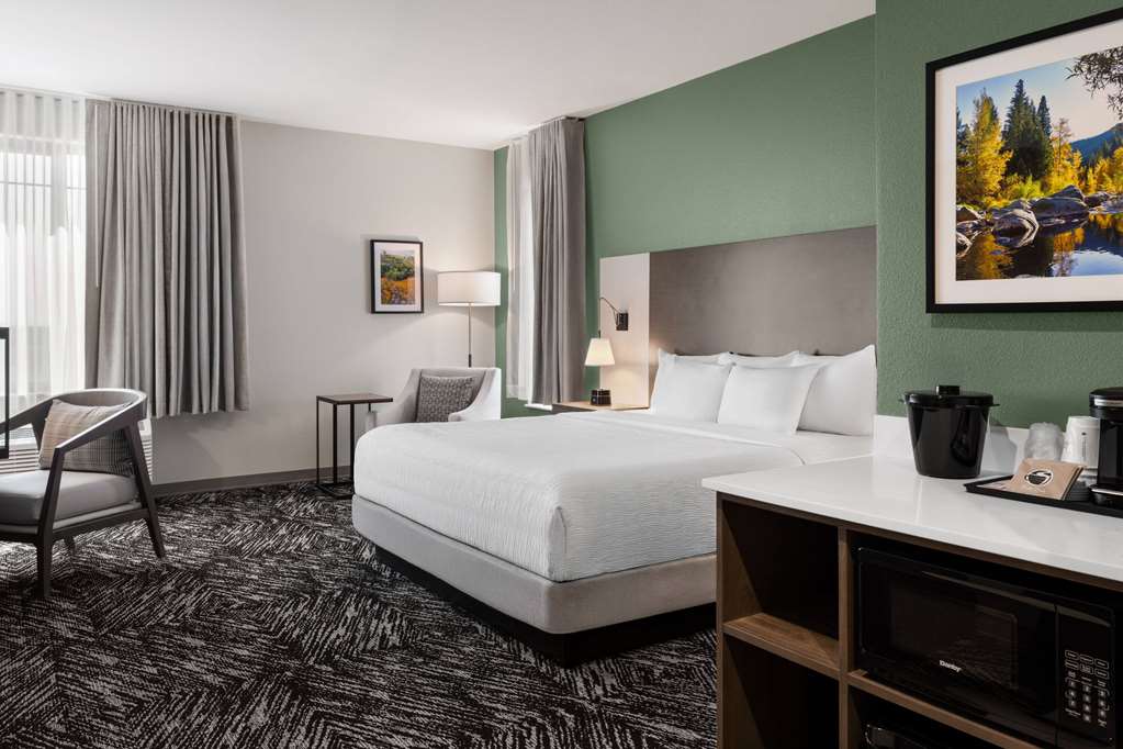 La Quinta Inn and Suites by Wyndham Lincoln - photo 27