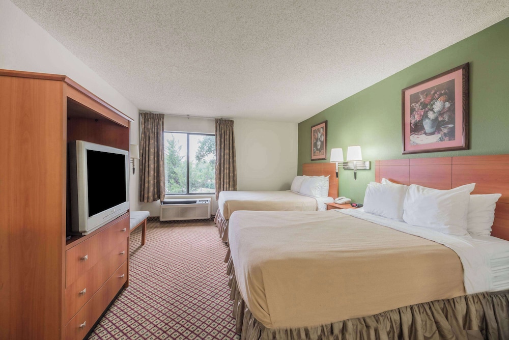Super 8 by Wyndham Fort Worth Downtown South - photo 19