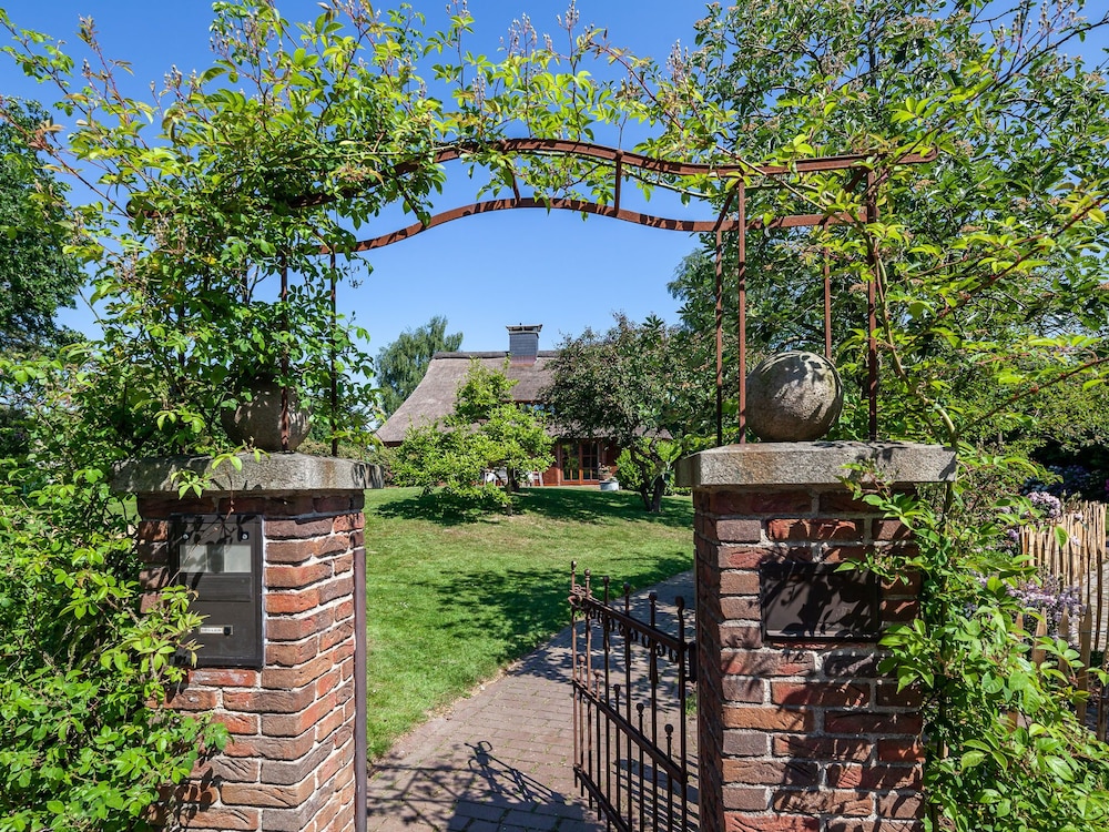 Ferienhaus Reetselig Mit Pool Sauna — Schonberg