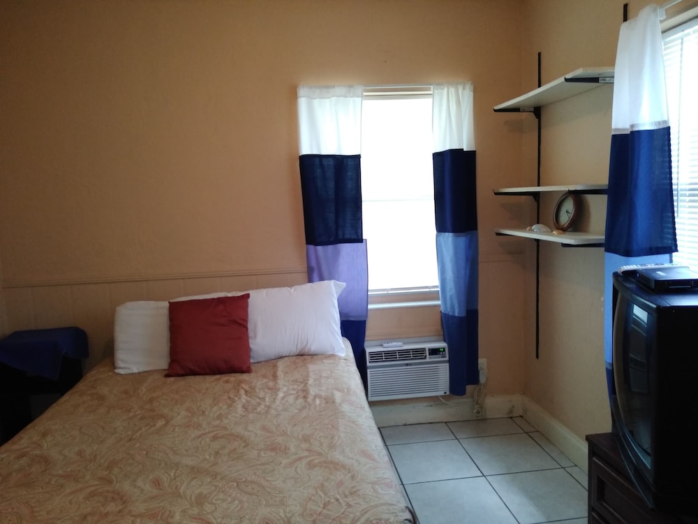 Swashbuckler Motel - photo 14
