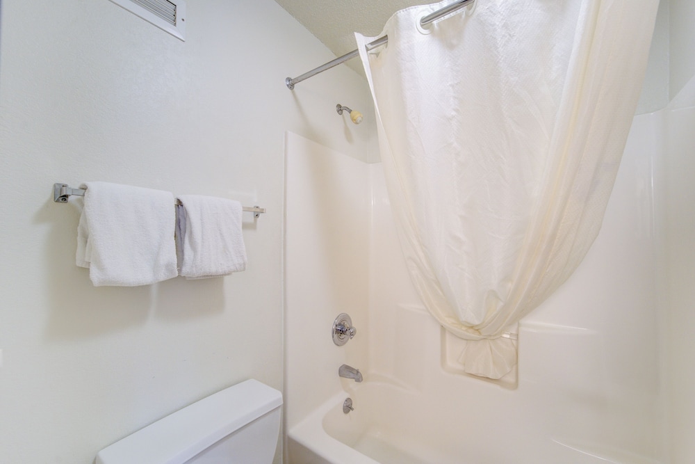 Capital O Amerihost Inn and Suites Fulton Hwy 54 MO - photo 36
