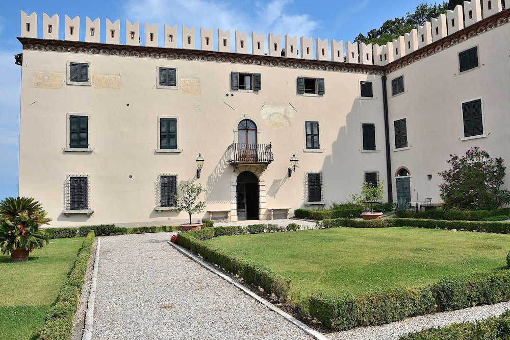 The Groom Home With Pool — 4-Star Luxury Hotel in Lazise, Italy