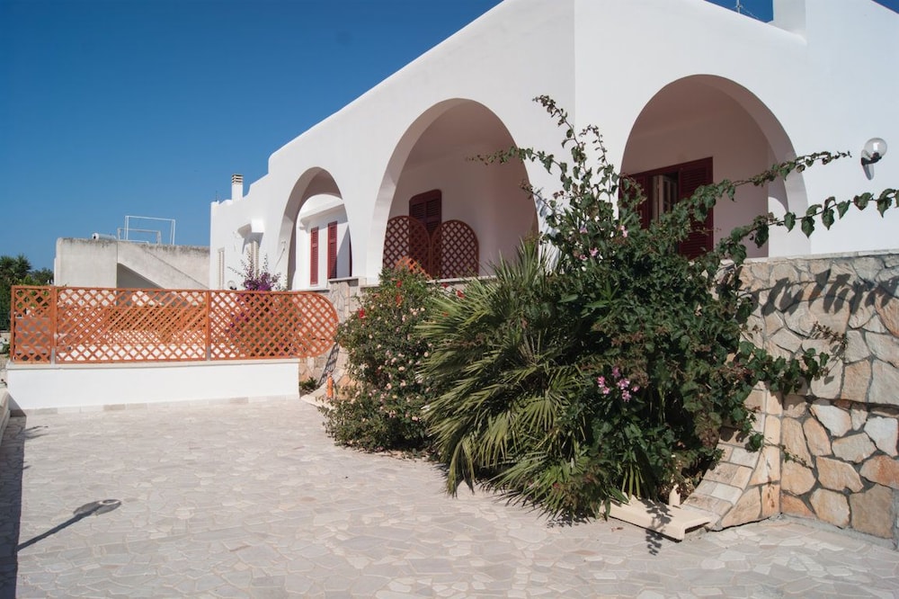 Spacious House in Marina di Mancaversa With Parking Internet Washing Machine Air Conditioning — 4-Star Luxury Hotel in Taviano, Italy