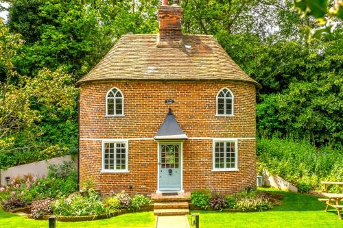 A fairy tale luxurious cottage The Tea Caddy — 4-Star Luxury Hotel in Colchester, United Kingdom