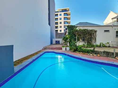 Bright Modern Central Apartment with Pool
